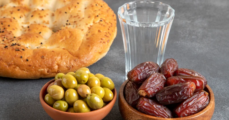 Oruç hangisi ile açılmalı? Su, hurma, zeytin, çorba...