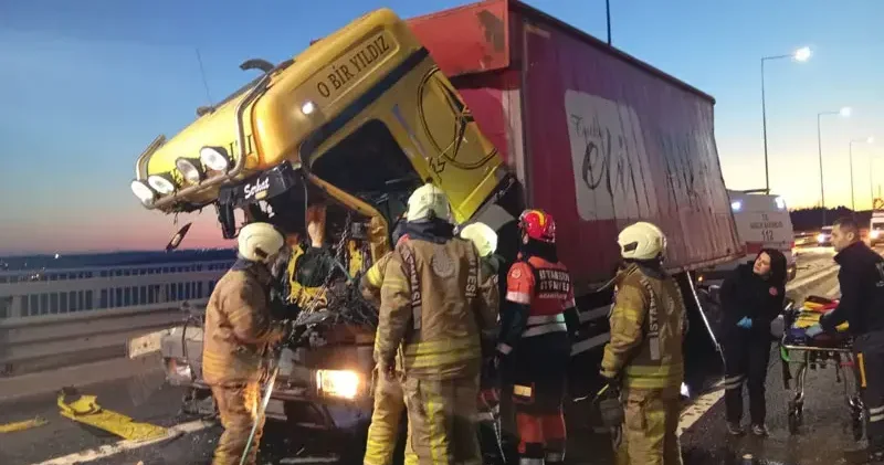 Kuzey Marmara Otoyolu nda kamyon TIR a çarptı; sıkışan şoför için kurtarma çalışması