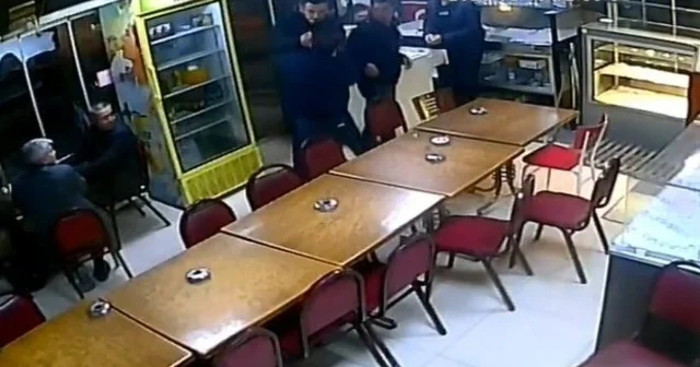 Kütahya da çay evinde bıçaklı saldırı anı kamerada: 1 ağır yaralı Kütahya Haberleri