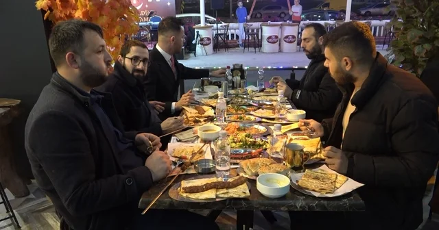 Adanalılar ilk iftarda kebapçılara akın etti Adana Haberleri