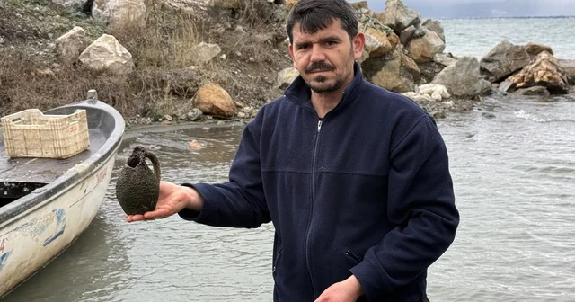 İznik Gölü nde balıkçıların ağına küp takıldı Bursa da kuraklık tarihi değeri olduğu düşünülen küpü ortaya çıkardı Bursa Haberleri