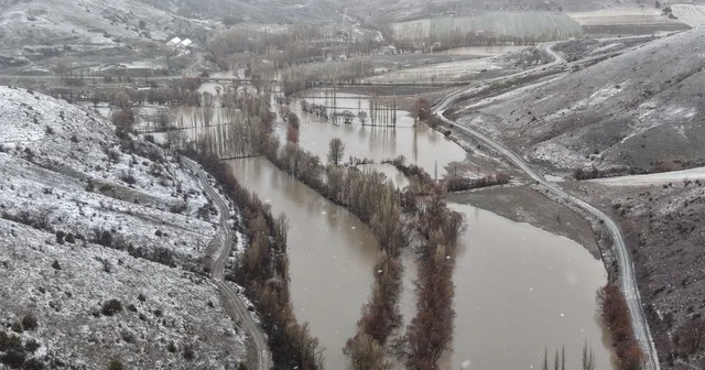 Sivas ta Yıldız Irmağı taştı; araziler su altında kaldı, mezra yolu kapandı Sivas Haberleri