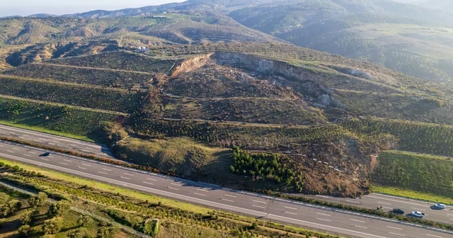 İzmir İstanbul otoyolunda korkutan heyelan Ulaşım tek yönden kontrollü sağlanıyor Manisa Haberleri