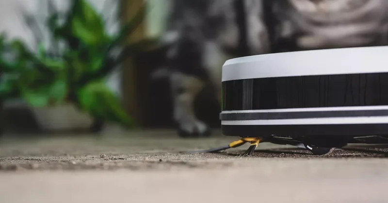 Robot süpürgesini oyun koluyla yönetmek istedi, yanlışlıkla robot süpürge ordusu oldu!