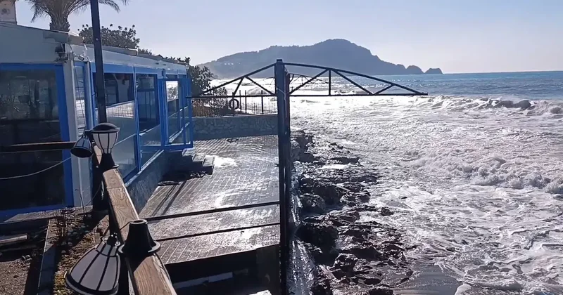 Dev dalgalar koca restoranı böyle yuttu