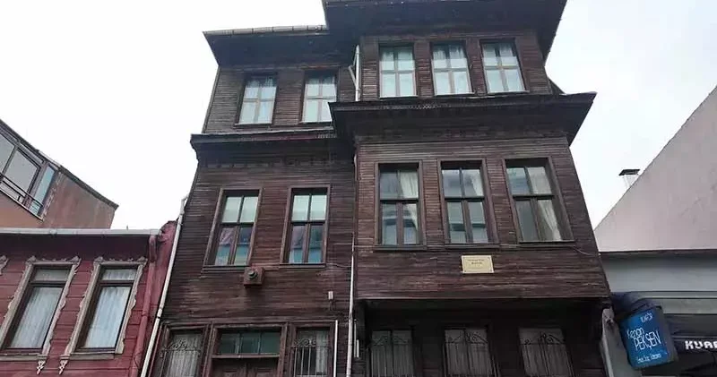 Şair Orhan Veli nin doğup büyüdüğü köşk satışa çıktı: Restore edilmesini istiyoruz