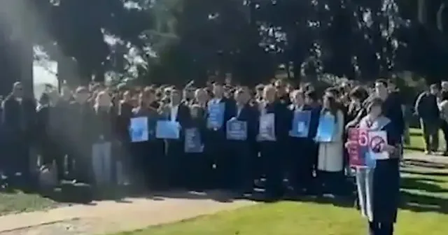 Özgür Özel Boğaziçi akademisyenlerine destek verdi: Rektörlük binasına sırtını döndü VİDEO İZLE