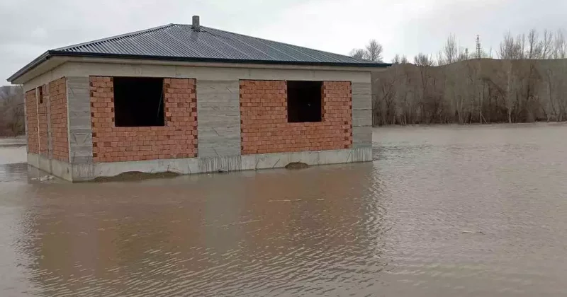 Çekerek ırmağı taştı; yollar ve tarlalar sular altında kaldı