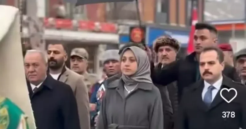 Kaymakamın polise şemsiye taşıttığı görüntü tepki çekti