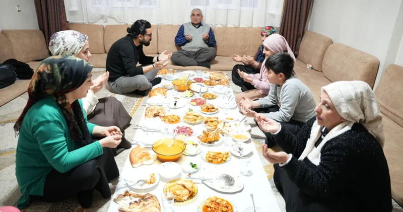Akşam ezanının en erken okunduğu yerlerden Şemdinli de ilk iftar yapıldı