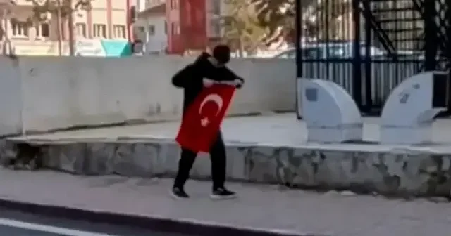 Kaldırımda bulduğu bayrağı öptü: Yerde olmasına gönlüm razı gelmedi VİDEO İZLE