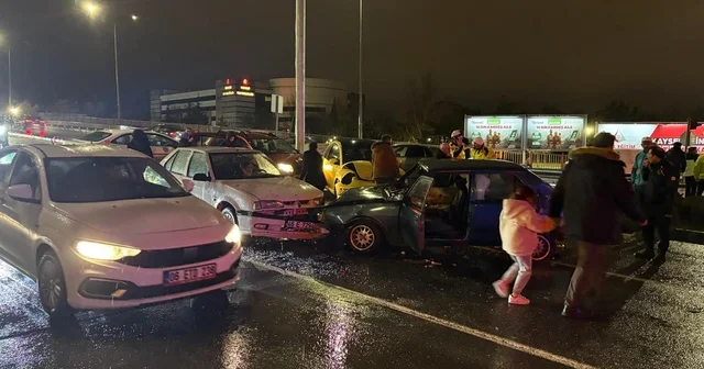 Kayseri de bir otomobil ışıkta bekleyen 5 araca çarptı: 2 yaralı Kayseri Haberleri