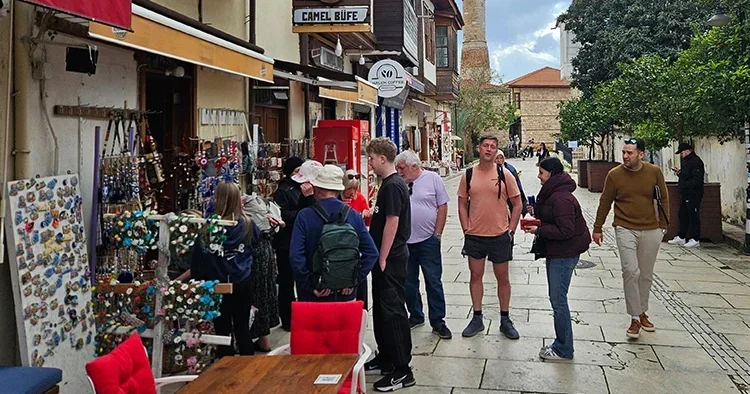 İş yerlerinden sökülmesi için kurul karar alınmıştı Uygulama başladı; esnaf Venedik i örnek gösterip çözüm talep etti