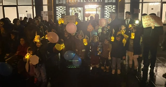 Kahta da çocuk fener alayı yürüyüşü coşkuyla gerçekleşti Adıyaman Haberleri