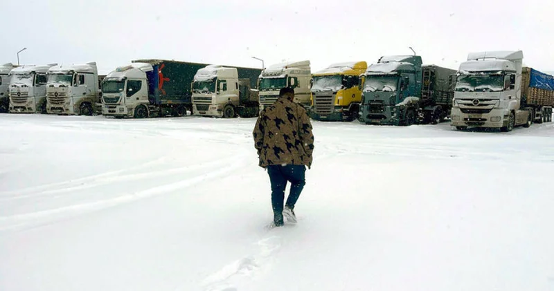 Ardahanda gümrük kapısı yolu kar nedeniyle TIR geçişine kapatıldı Son dakika haberleri