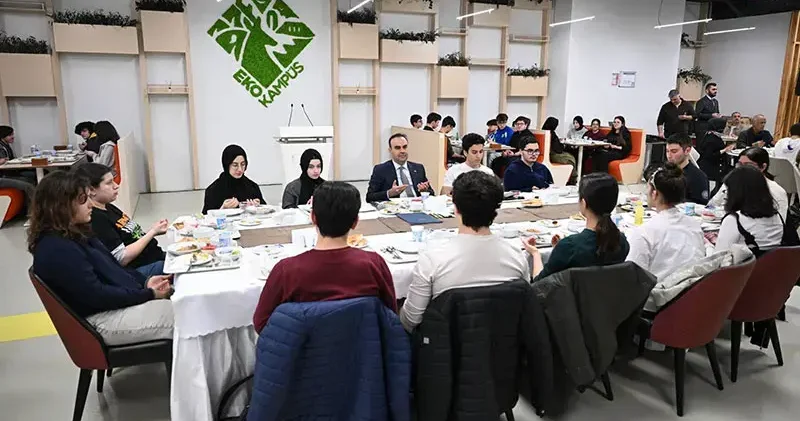 Bakan Kacır, ilk iftarını TÜBİTAK Fen Lisesi öğrencileriyle yaptı