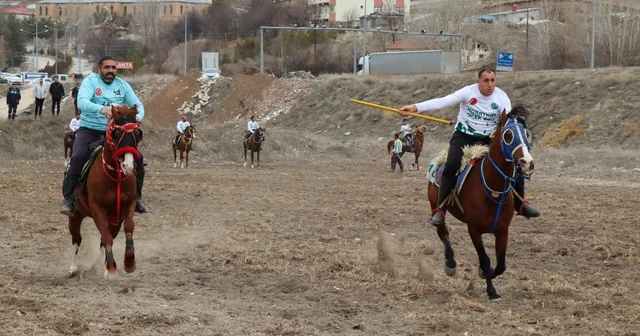 Tercan ın kurtuluşunun 108. yılında cirit heyecanı Erzincan Haberleri