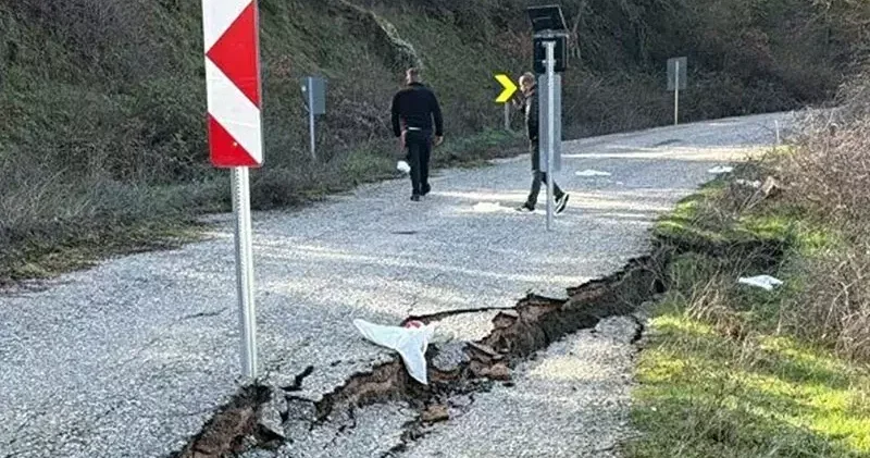 Balıkesir’de heyelanda mahalle yolu ulaşıma kapandı