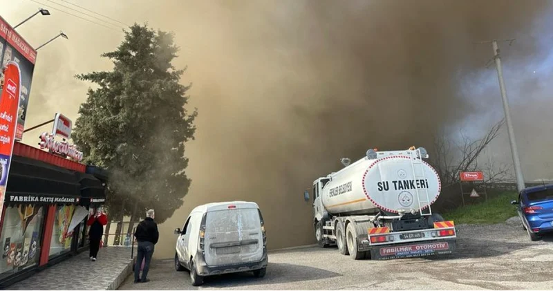 Son dakika: Fabrika yangınında D 100 dumanla kaplandı! Son dakika haberleri
