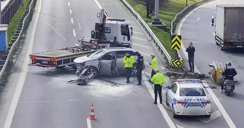 Esenler’de refüje çarpan cip devrildi