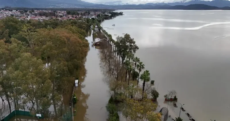Göl taştı! İlçede ortaya çıkan görüntüler ağızları açık bıraktı