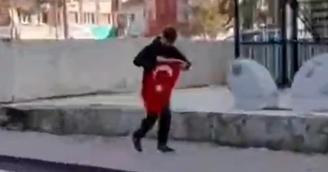 Kaldırımda gören Türk Bayrağı nı koşarak alan çocuk, kask kamerasıyla görüntülendi Kayseri Haberleri