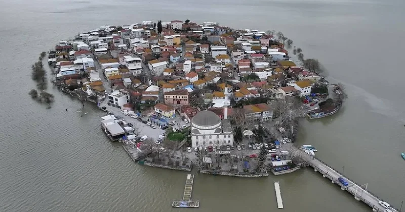 Gölyazı da 12 yıl sonra bir ilk: Küçük Venedik te sular yükseldi, yollar kapandı Sözcü Gazetesi