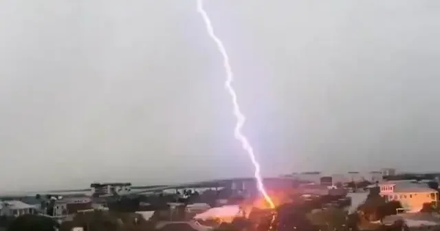 ABD de dehşet görüntüler: Yıldırım defalarca aynı yere düştü VİDEO İZLE