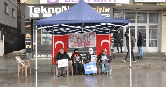 Muş ta evlat nöbeti sürüyor Muş Haberleri