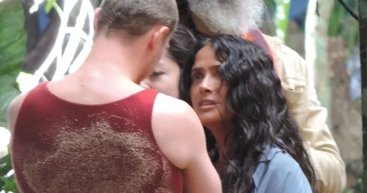 Kendisinin milyonları, kocasının milyarları var: Bu yaşında hala tozun toprağın içinde çalışıyor