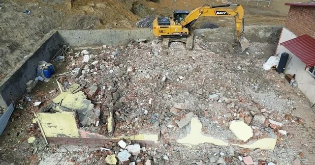 Çelikhan da hasarlı binaların yıkımı sürüyor Adıyaman Haberleri