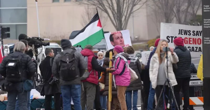 Gazze Barış Kurulu toplantısı sırasında Filistin destekçilerinden protesto: 2 gözaltı