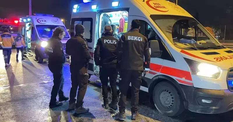 Avcılar D 100 de otomobil minibüse çarptı: 2 yaralı