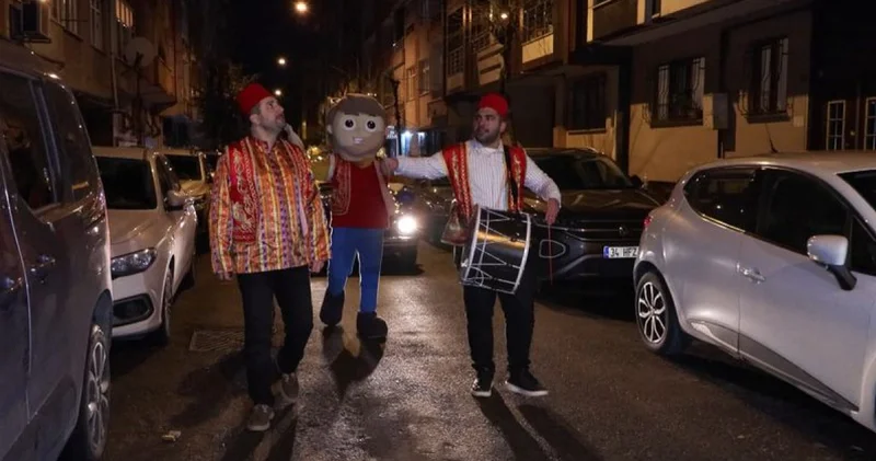 İstanbul da ramazan davulcuları sahur mesaisine başladı Son dakika haberleri