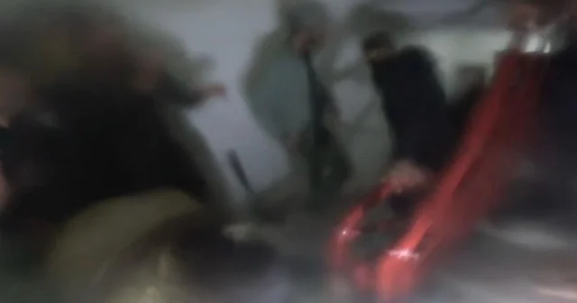 Evde dumandan etkilenen şahsı çıkartma anları kask kamerasına yansıdı Diyarbakır Haberleri