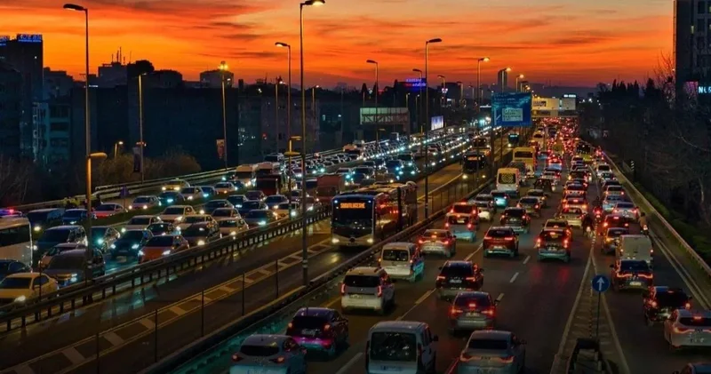 İstanbul da ilk iftar öncesi trafik yoğunluğu yüzde 85 e çıktı