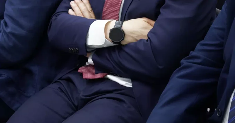 Ekonomik kriz nedeniyle vekillerin emekli maaşını kaldırdılar