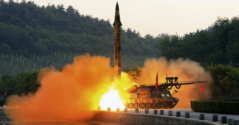 Kuzey Kore lideri yeni roketatar sistemini dünyanın en güçlü saldırı silahı olarak niteledi