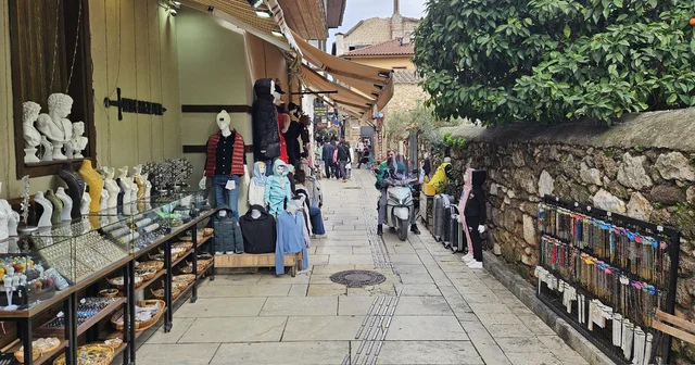 Antalya nın tarihi ve turistik merkezi Kaleiçi nde tente krizi Antalya Haberleri