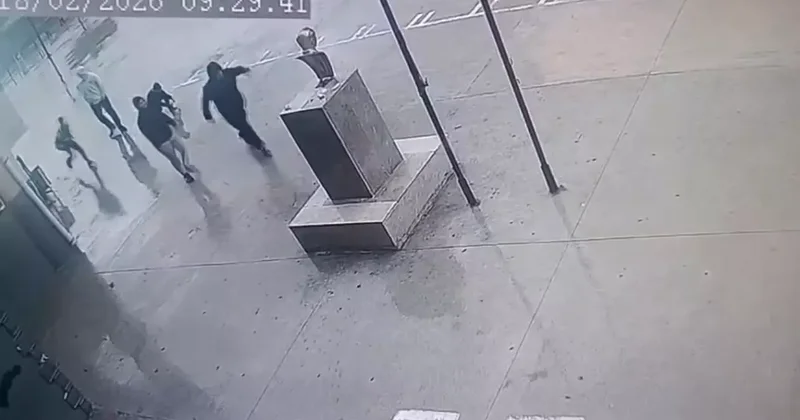 Görüntü Türkiye den! Fırtına şiddetlenince Atatürk büstüne koştular