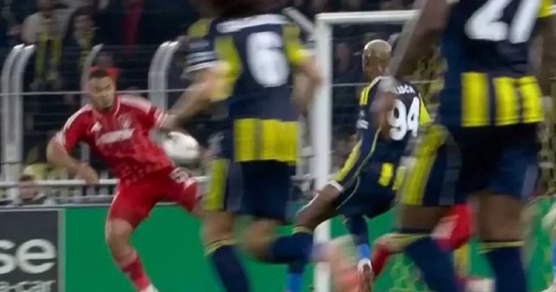 Fenerbahçe de penaltı isyanı: Tartışmalı pozisyon