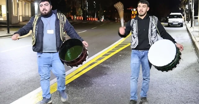 Aksaray da Ramazan davulcuları hafif kar yağışı altında sahur mesaisine başladı Aksaray Haberleri