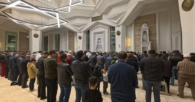 Aksaray da Ramazan ayının ilk teravih namazı kılındı Aksaray da Somalili çocukların Ramazan ve teravih namazı mutluluğu Aksaray Haberleri