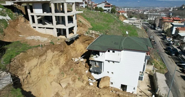 İnşaat kazısında kopan dev kaya parçası yanındaki binada hasara yol açtı Denizli Haberleri