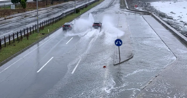 Rize de dalgalar kayalıkları aşıp sahil yoluna ulaştı Rize Haberleri