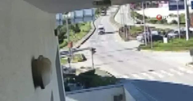 Bodrum da cipe çarpmamak için manevra yapan ambulans direğe çarpıp devrildi!