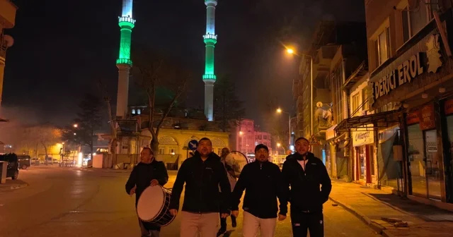 Sokak sokak gezip, ilahi söyleyerek sahura kaldırdılar Bursa Haberleri