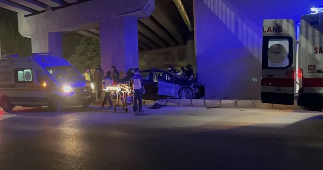 Üst geçidin beton blokuna çarpan otomobilde öldü Eskişehir Haberleri