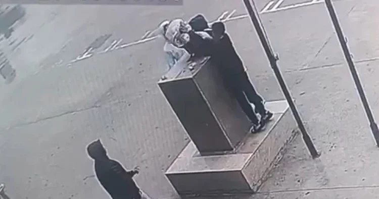 Fırtınada çocukların Atatürk büstü nöbeti: Yürekleri ısıtan anlar kamerada