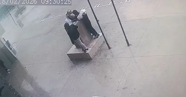 Fırtınada düşmek üzere olan Atatürk büstünü öğrenciler el birliği ile korudu Adana Haberleri